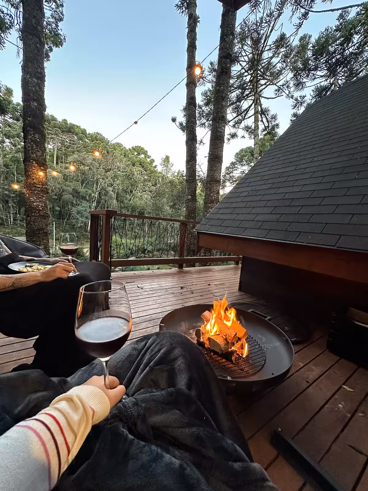 Deque ao crepúsculo com fogo aceso e vista para o vale